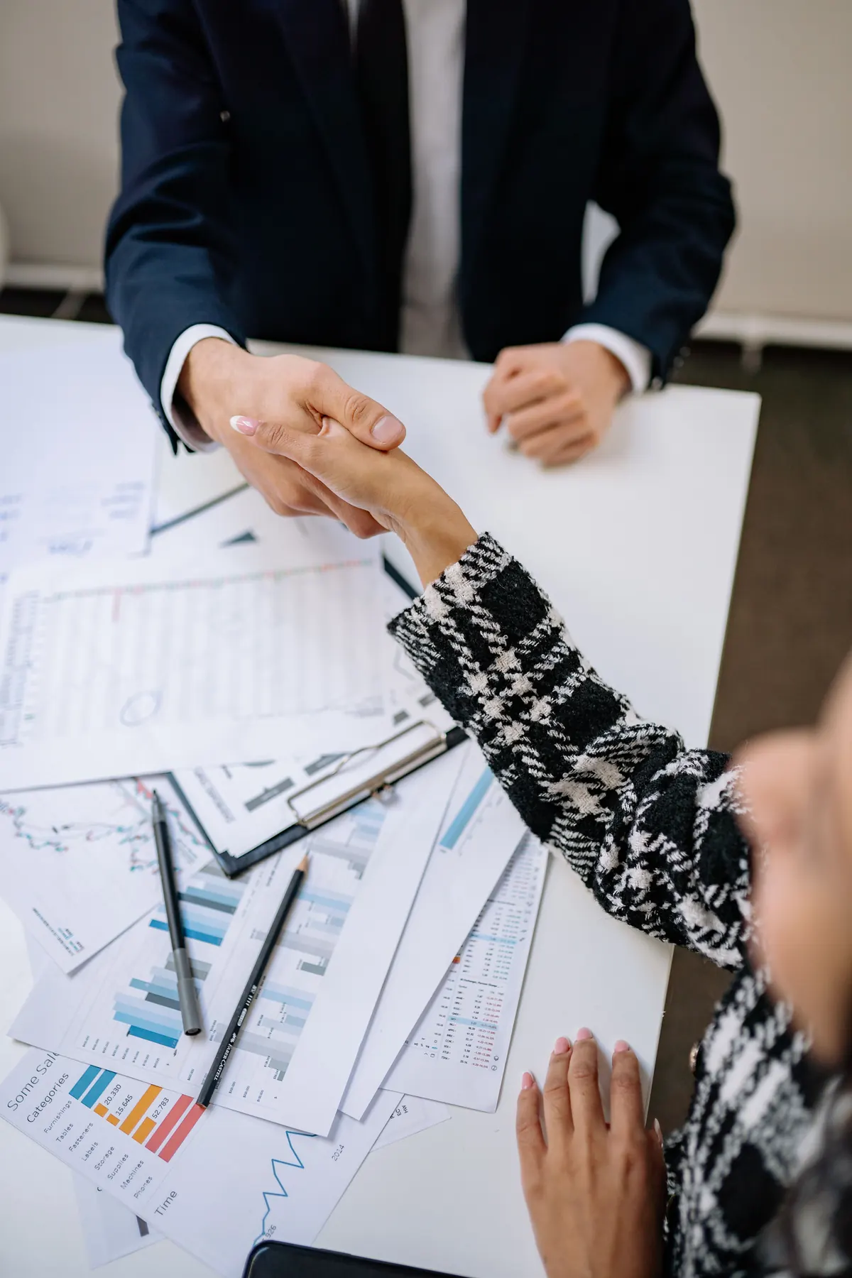 Documentación financiera para revisar las cuentas de una empresa